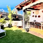 Oasis With Jacuzzi بيت للعطل