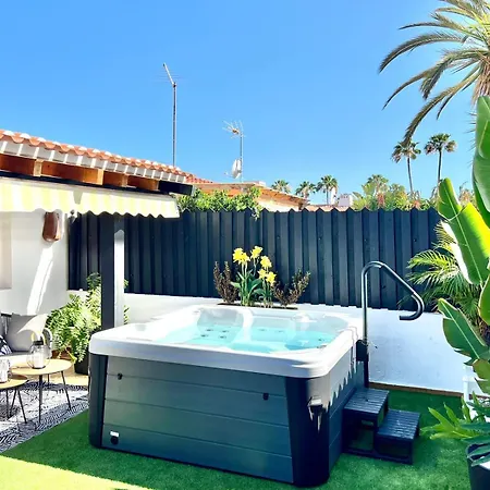 Oasis With Jacuzzi בית נופש *